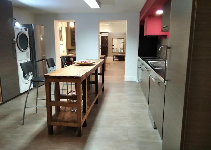 Aparteasy - Monument, Large, Cosy Apartment